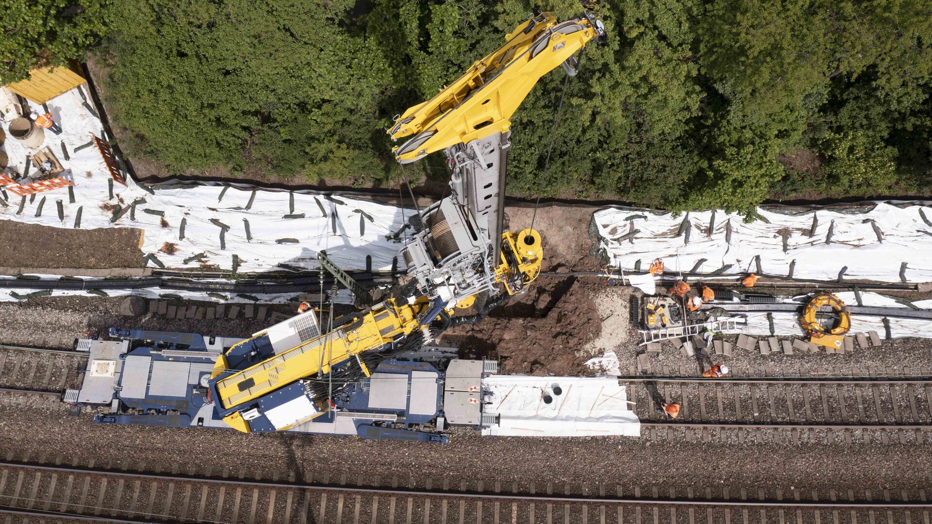 Luftaufnahme beim Einsatzes des Gleisgründungszugs zur Gründung von Signalauslegern