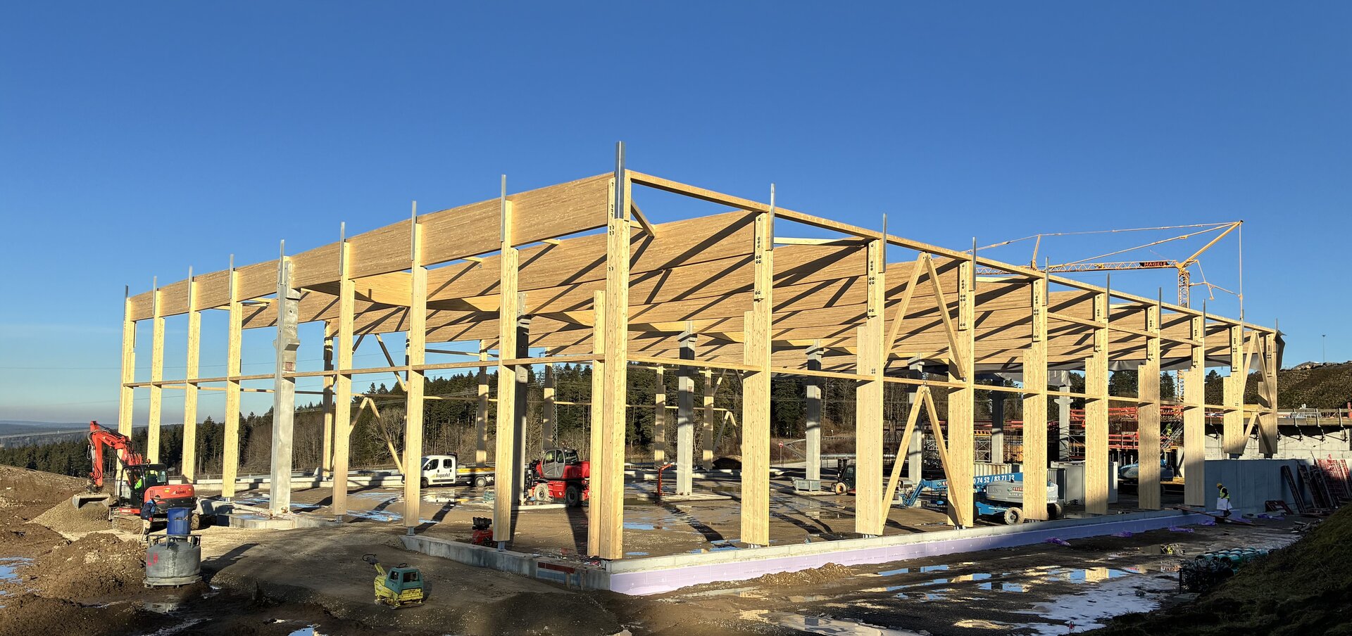 Ein Gebäude aus Holz gebaut unter blauem Himmel.