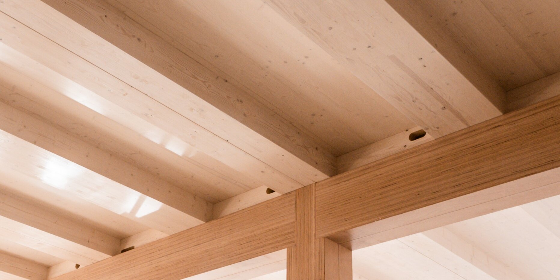 Die Struktur der Decke zeigt sorgfältig bearbeitetes Holz, das mit natürlichem Licht spielt und eine ruhige Stimmung erzeugt.