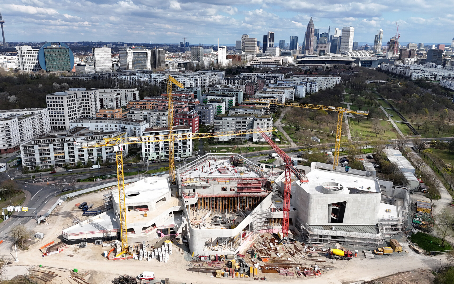 Luftbild zeigt eine Drohnenaufnahme der Baustelle des Rebstockbades mit der Frankfurter Skyline im Hintergrund