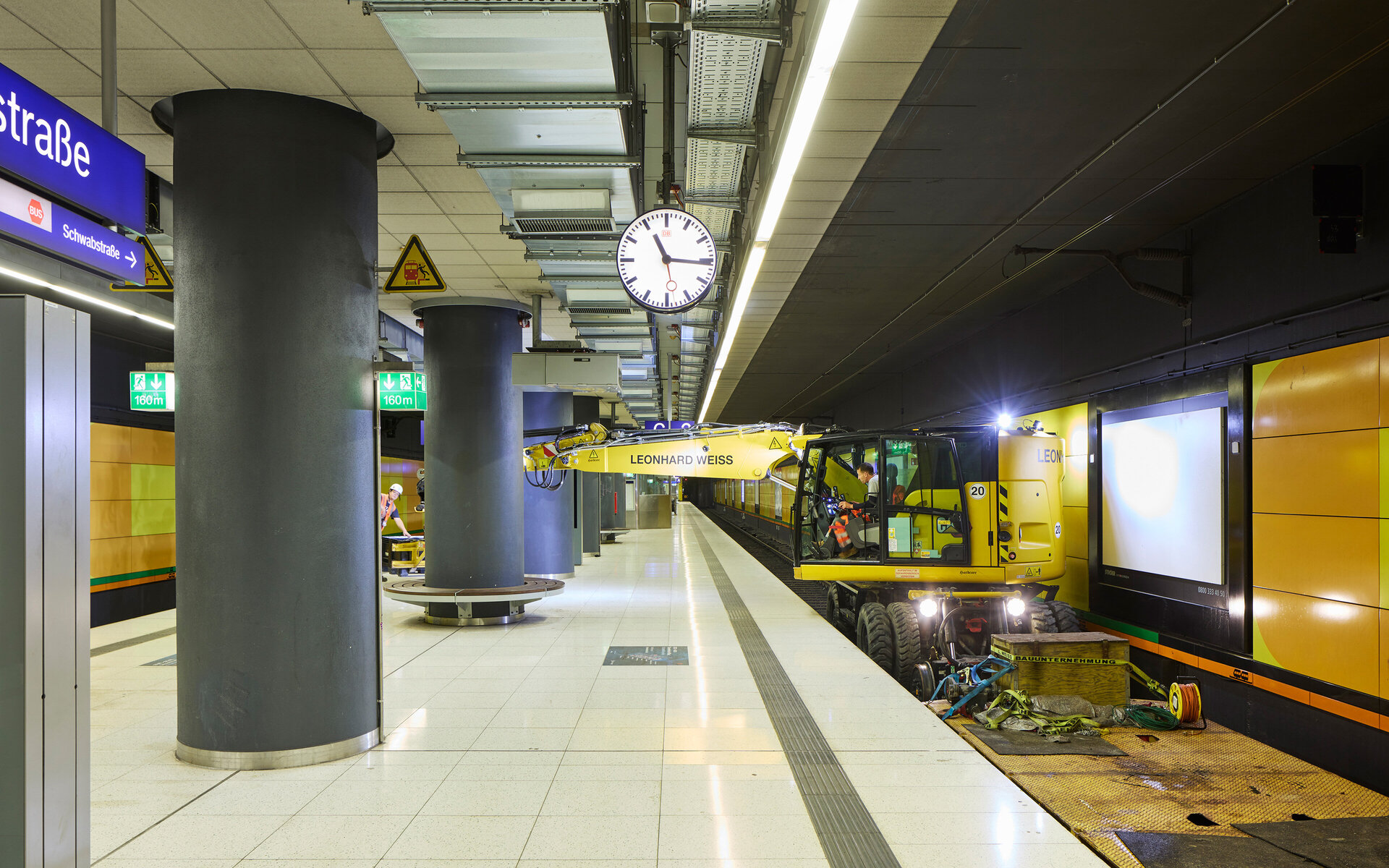 Nachtaufnahme der S-Bahnstation Schwabstraße