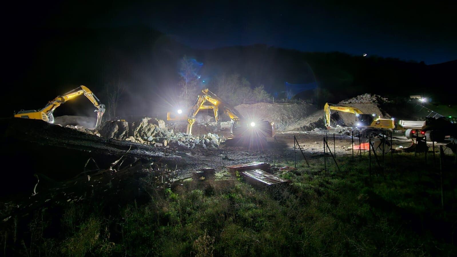 Nächtliche Aufnahme der Bauarbeiten mit mehreren Baggern bei der Sanierung des Ahrtals.