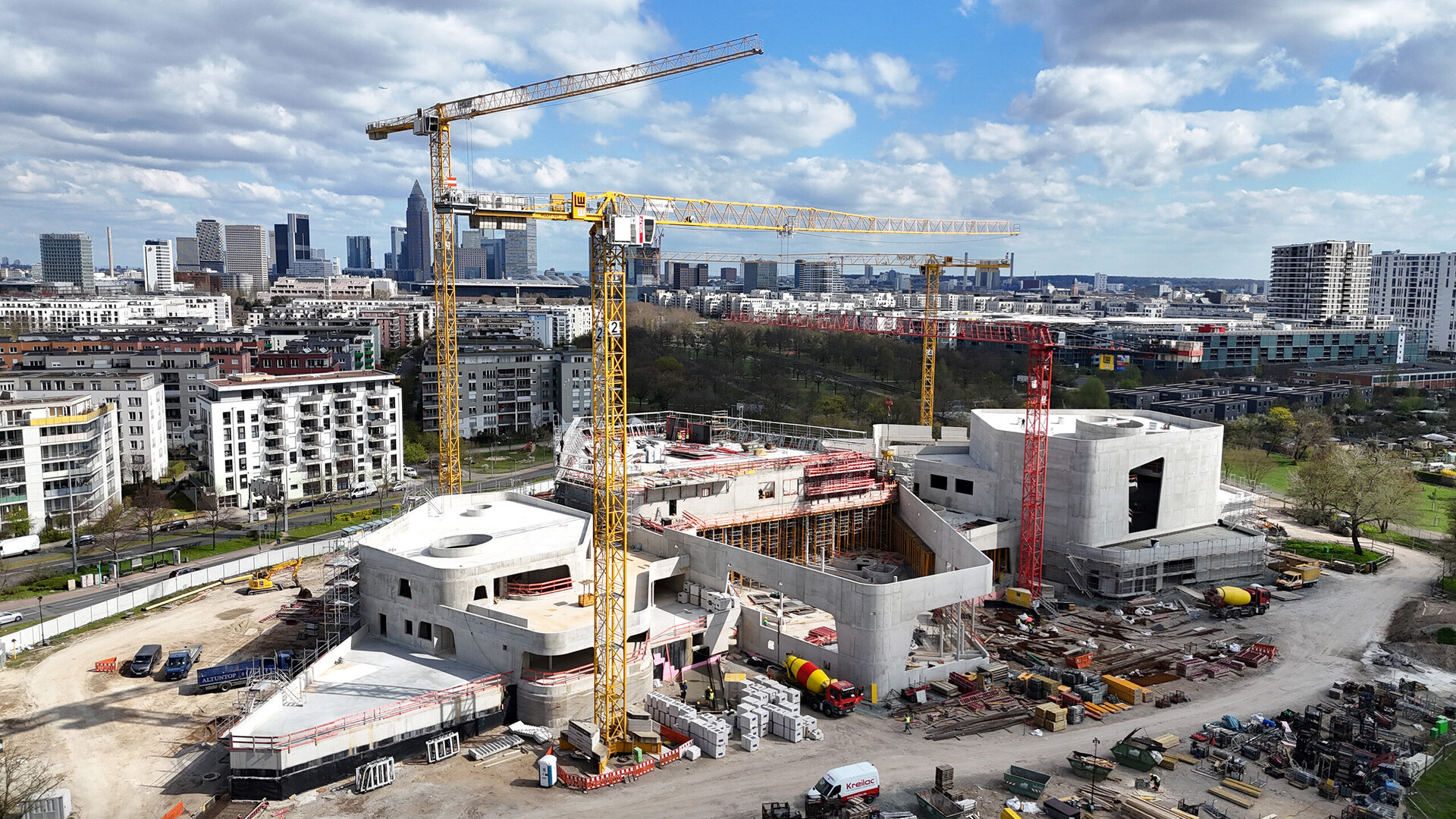 Luftbild zeigt eine Drohnenaufnahme der Baustelle des Rebstockbades mit der Frankfurter Skyline im Hintergrund