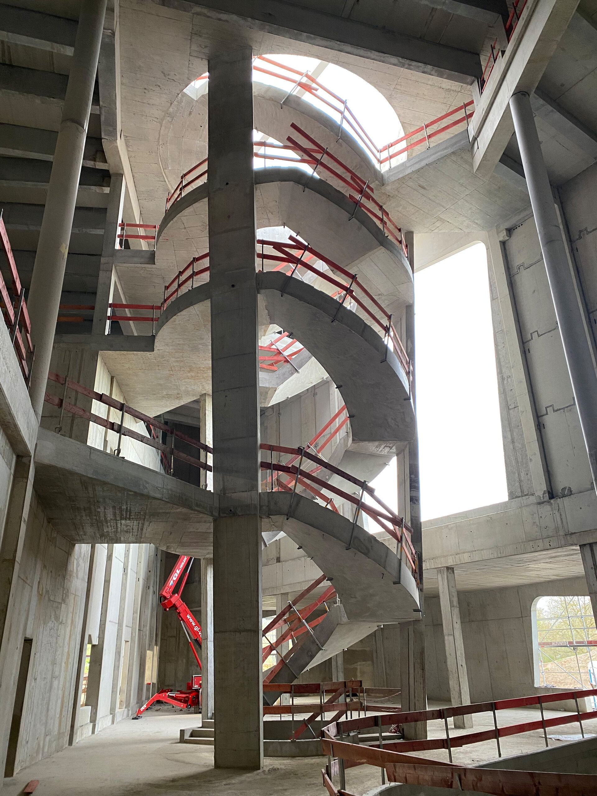 Die Treppenanlage des Rutschenturms – Innenperspektive