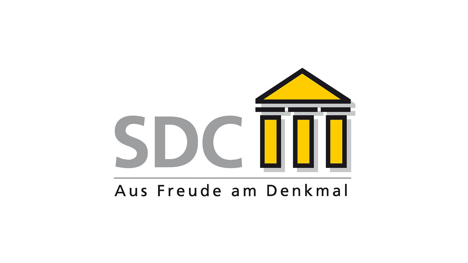 Ein modernes Logo mit den Buchstaben SDC und einem gelben, architektonischen Element, das an ein Denkmal erinnert. Unter allem der Slogan "Aus Freude am Denkmal"